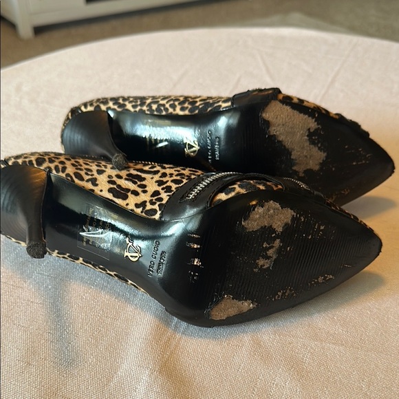 Vince Camuto Brown and Black Heels with Sophisticated Design - Picture 8 of 11